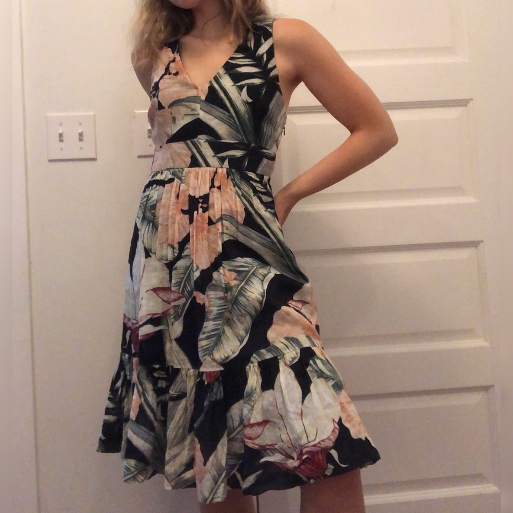 Ann Taylor tropical v-neck dress 🌴🌞
